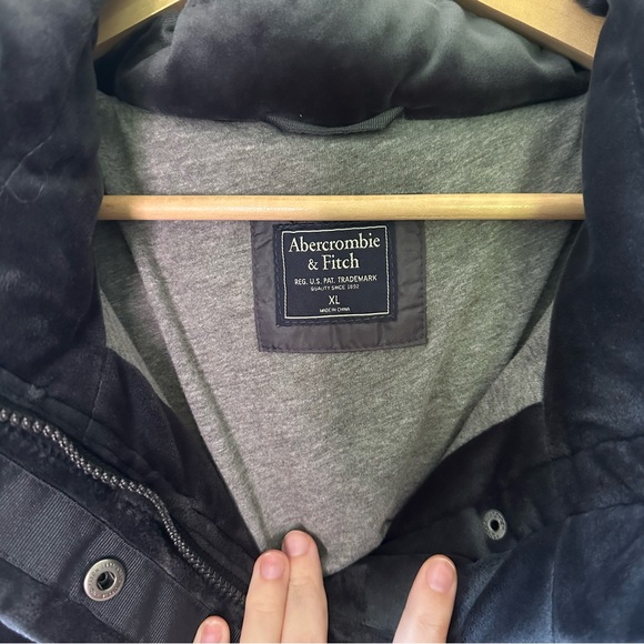 Abercrombie and Fitch Black Velour Crop Puffer - Picture 4 of 5